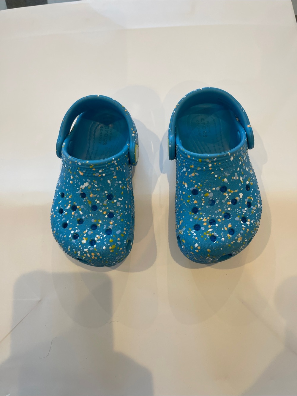 CROCS Kids Blue Speckle Water Clogs with Heel Strap